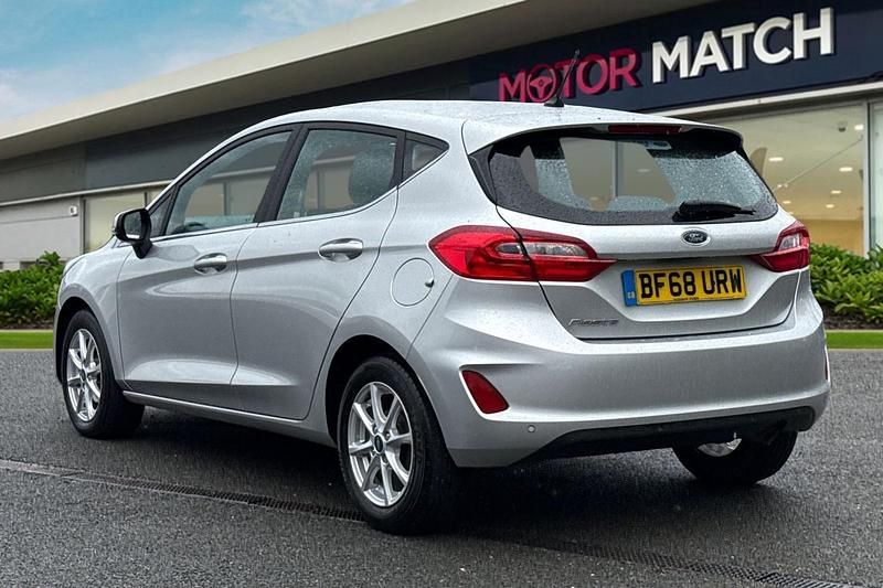 Usado Ford Fiesta Zetec 2018 Prateado Citadino