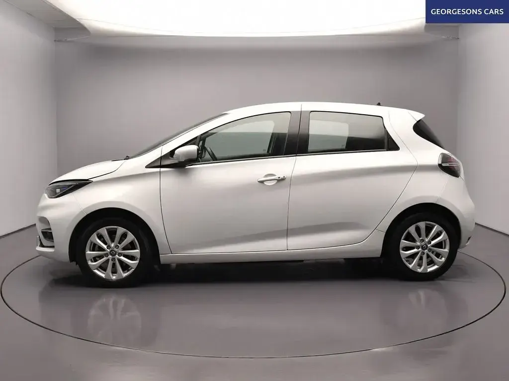 Used Renault Zoe Iconic 100 kW (136 HP) 2021 White Hatchback