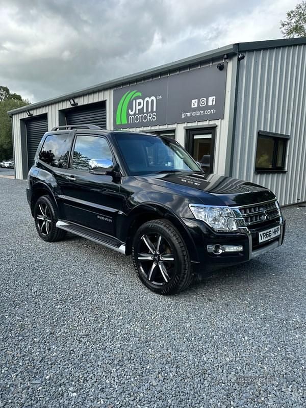 Black Used 2016 Mitsubishi Shogun SUV | £13,950 (Expensive) - Image 1/4