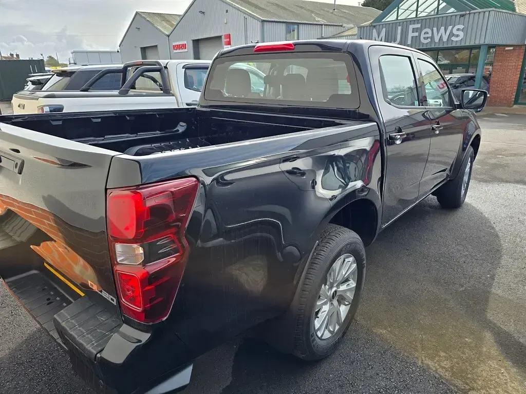 New Isuzu D-Max 2025 Black Pickup