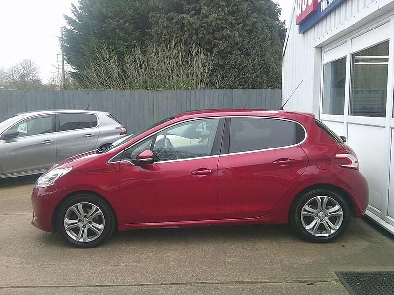 Used Peugeot 208 Allure 70 HP (51 kW) 2014 Red Hatchback