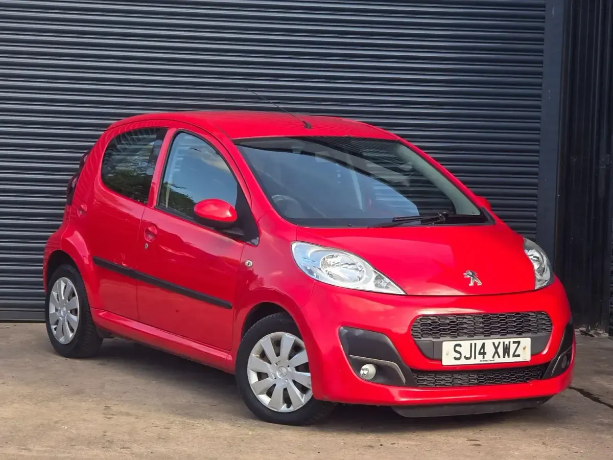 Käytetty Peugeot 107 Active 68 HP (50 kW) 2014 Punainen Viistoperä