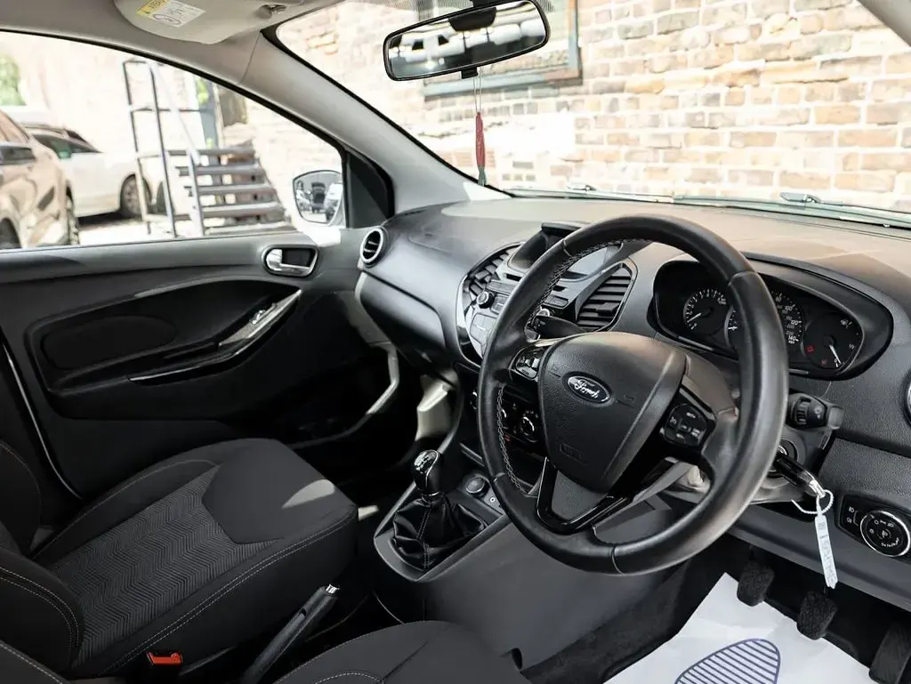 Used Ford Ka Plus Zetec 70 HP (51 kW) 2016 White Hatchback