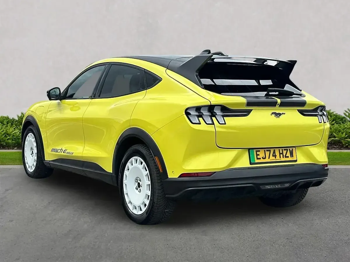 Used Ford Mustang 487 HP (358 kW) 2024 Yellow Hatchback