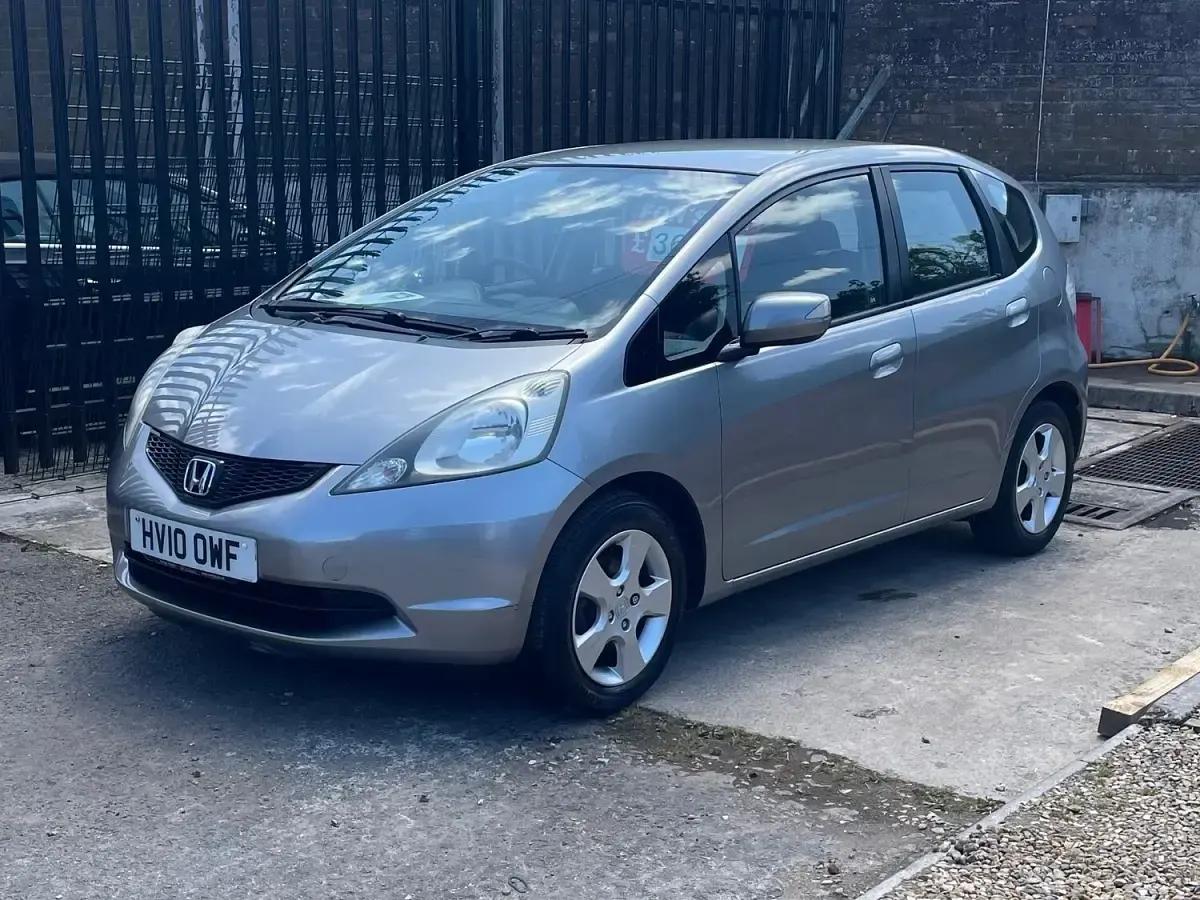 Used Honda Jazz ES 100 HP (73 kW) 2010 Silver Hatchback