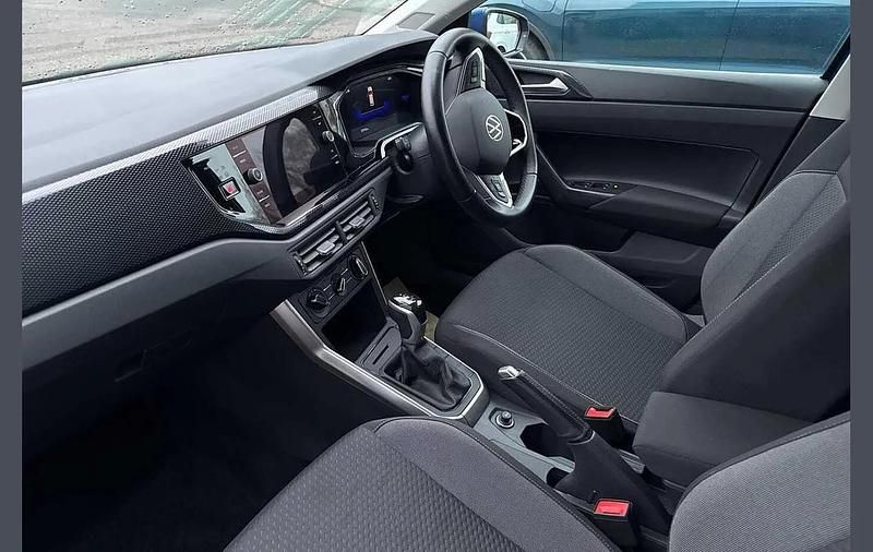 Used VW Polo Life 95 HP (69 kW) 2024 Blue Hatchback