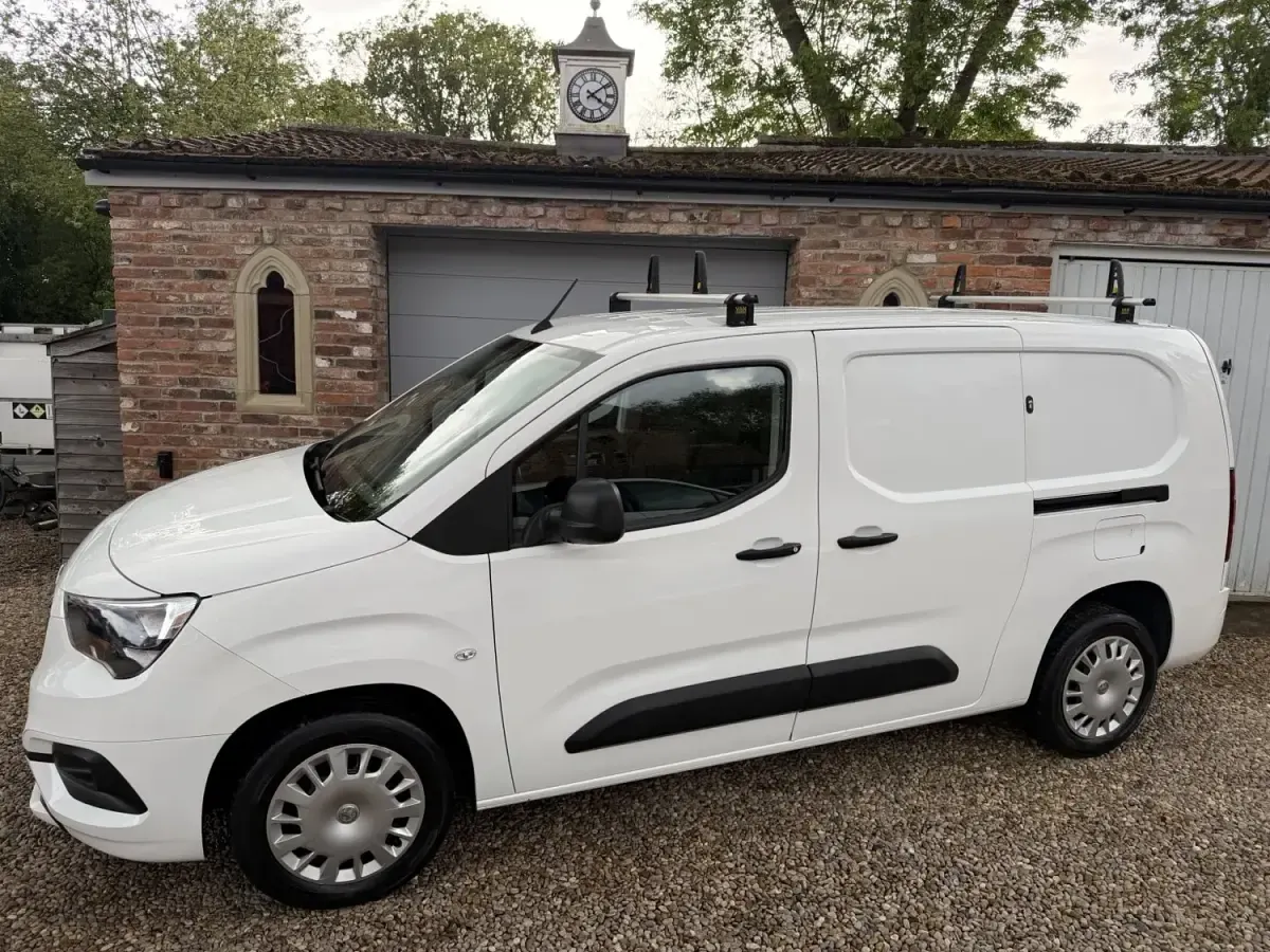 Usado Vauxhall Combo Sportive 100 HP (73 kW) 2022 Branco Monovolume