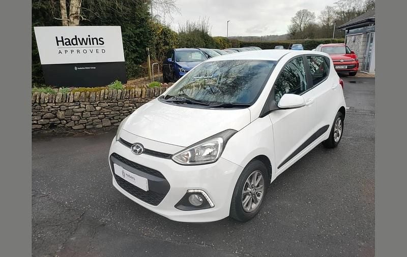 Used Hyundai i10 Premium 86 HP (63 kW) 2017 White Hatchback