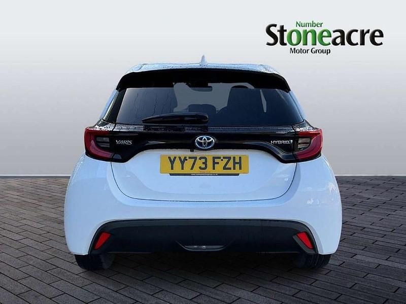 Used Toyota Yaris Hybrid Design 113 HP (83 kW) 2023 White Hatchback