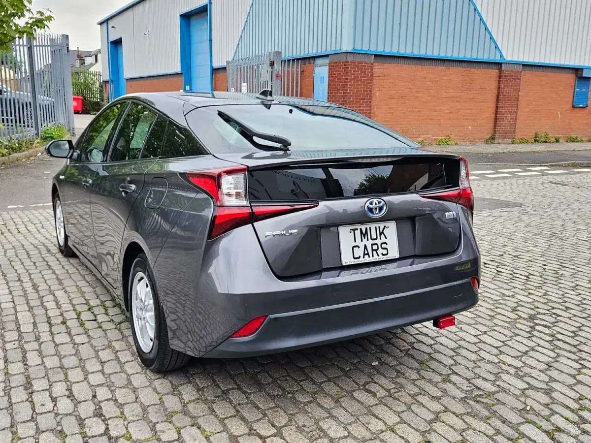 Usado Toyota Prius 122 CV (89 kW) 2020 Gris Utilitario