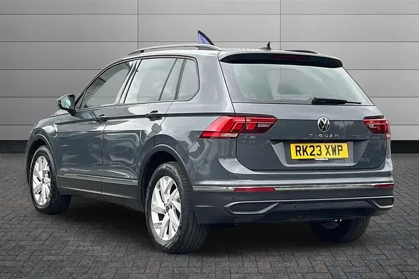 Usado VW Tiguan Life 150 HP (110 kW) 2023 Cinzento SUV