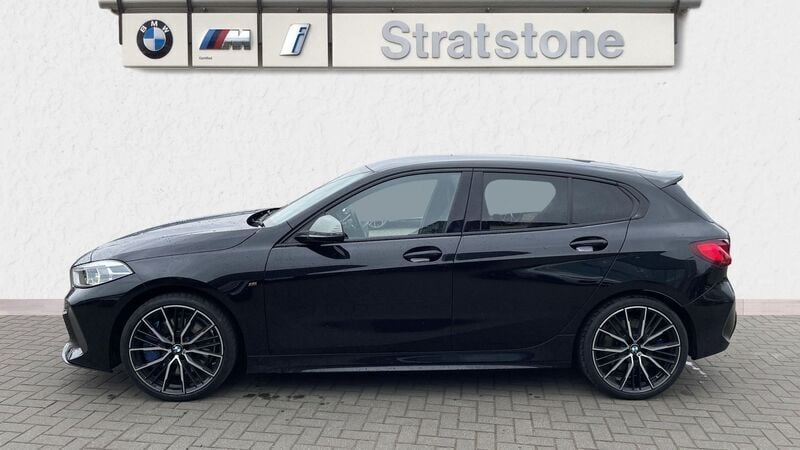 Begagnad BMW M135 M Performance 306 HK (225 kW) 2021 Svart Halvkombi