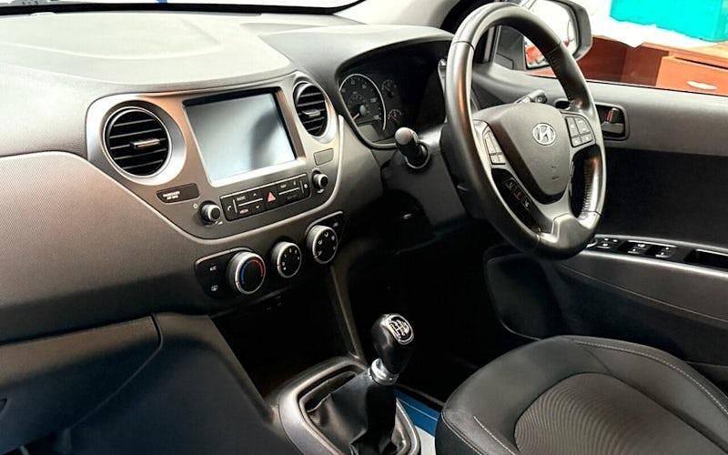 Used Hyundai i10 67 HP (49 kW) 2019 White Hatchback