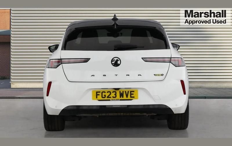 Used Vauxhall Astra GSe 221 HP (162 kW) 2023 White Hatchback