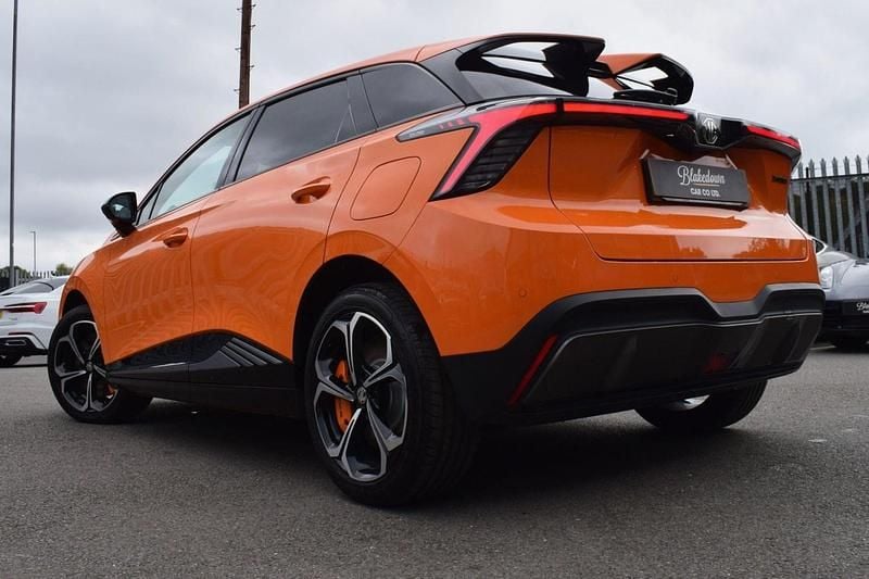 Begagnad MG MG4 EV 63 kW (87 HK) 2025 Orange Halvkombi
