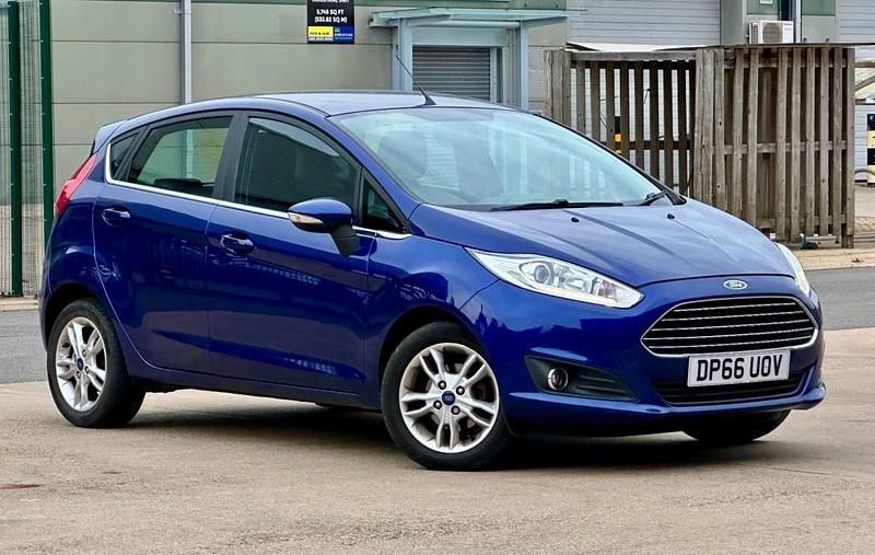 Begagnad Ford Fiesta Zetec 2016 Blå Halvkombi
