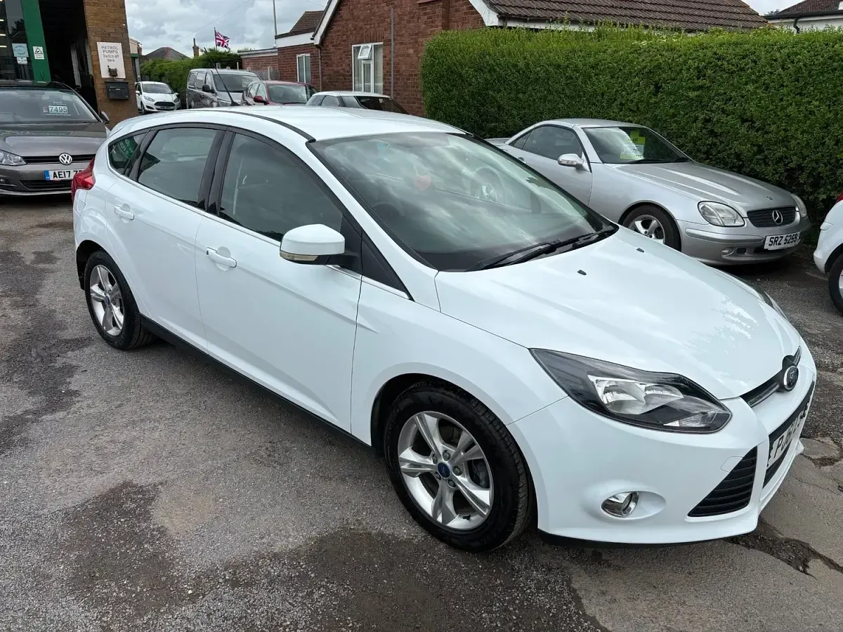 Used Ford Focus Zetec 115 HP (84 kW) 2011 White Hatchback