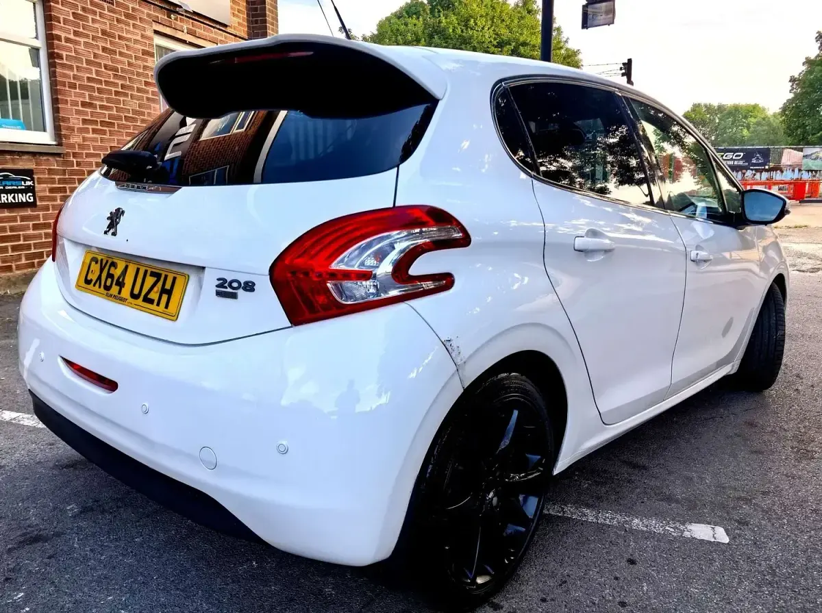 Used Peugeot 208 115 HP (84 kW) 2014 White Hatchback