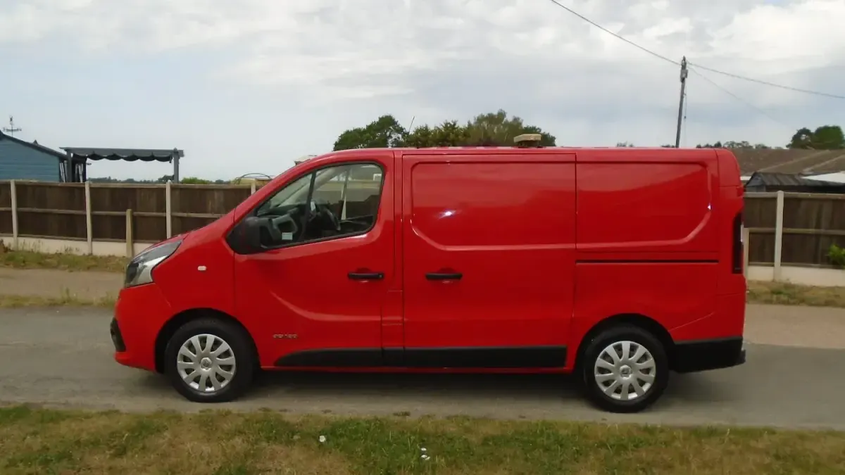Used Renault Trafic Business 2017 Red MPV