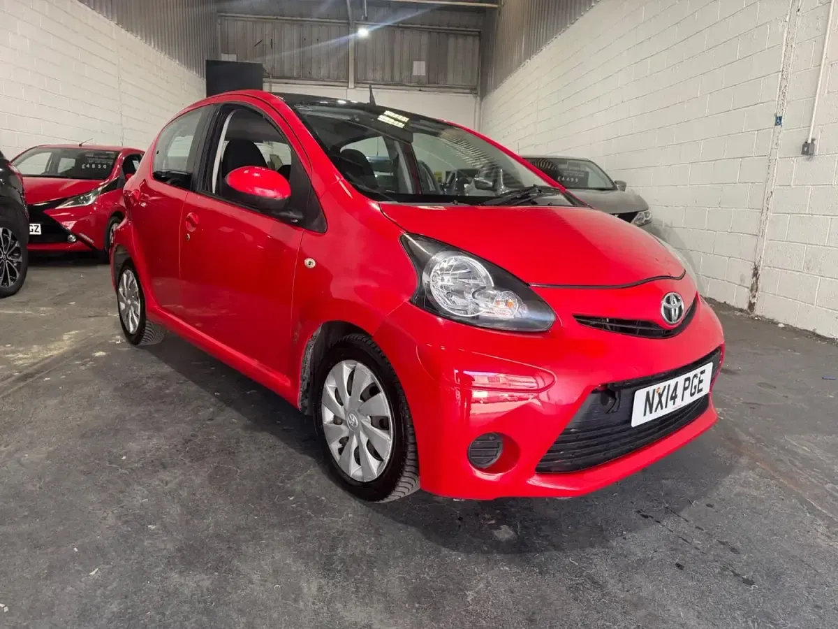 Used Toyota Aygo 68 HP (50 kW) 2014 Multicoloured Hatchback