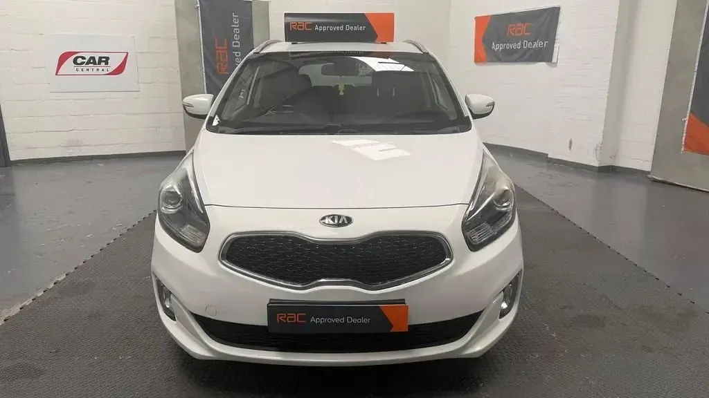 Usado Kia Carens 114 HP (83 kW) 2015 Branco Monovolume