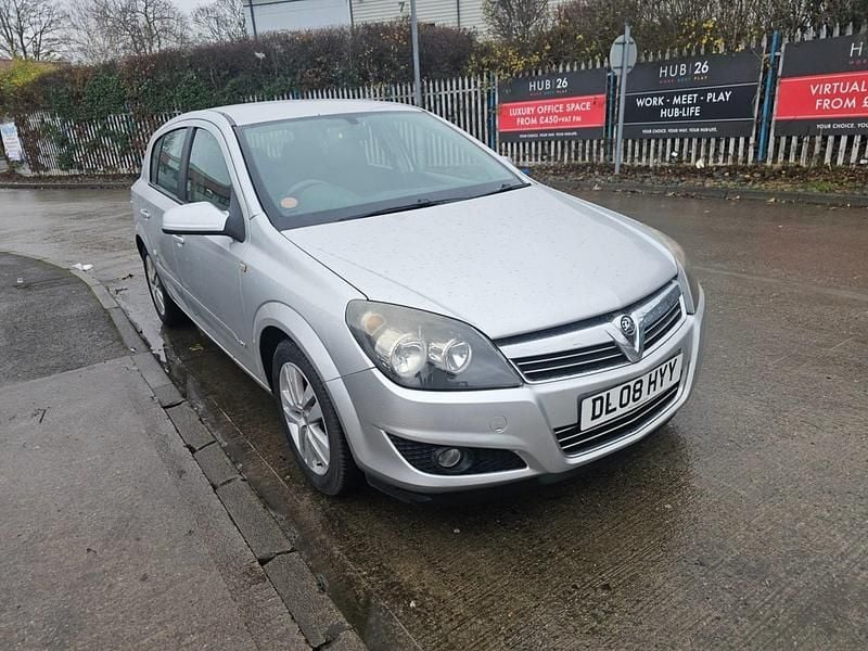 Silver Used 2008 Vauxhall Astra Hatchback | £990 (Good price) - Image 1/4