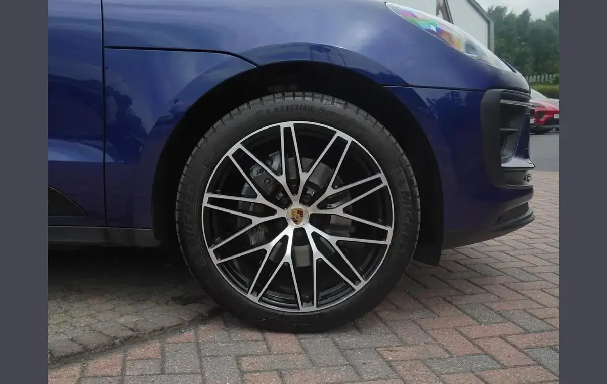 Used Porsche Macan 261 HP (191 kW) 2023 Blue SUV