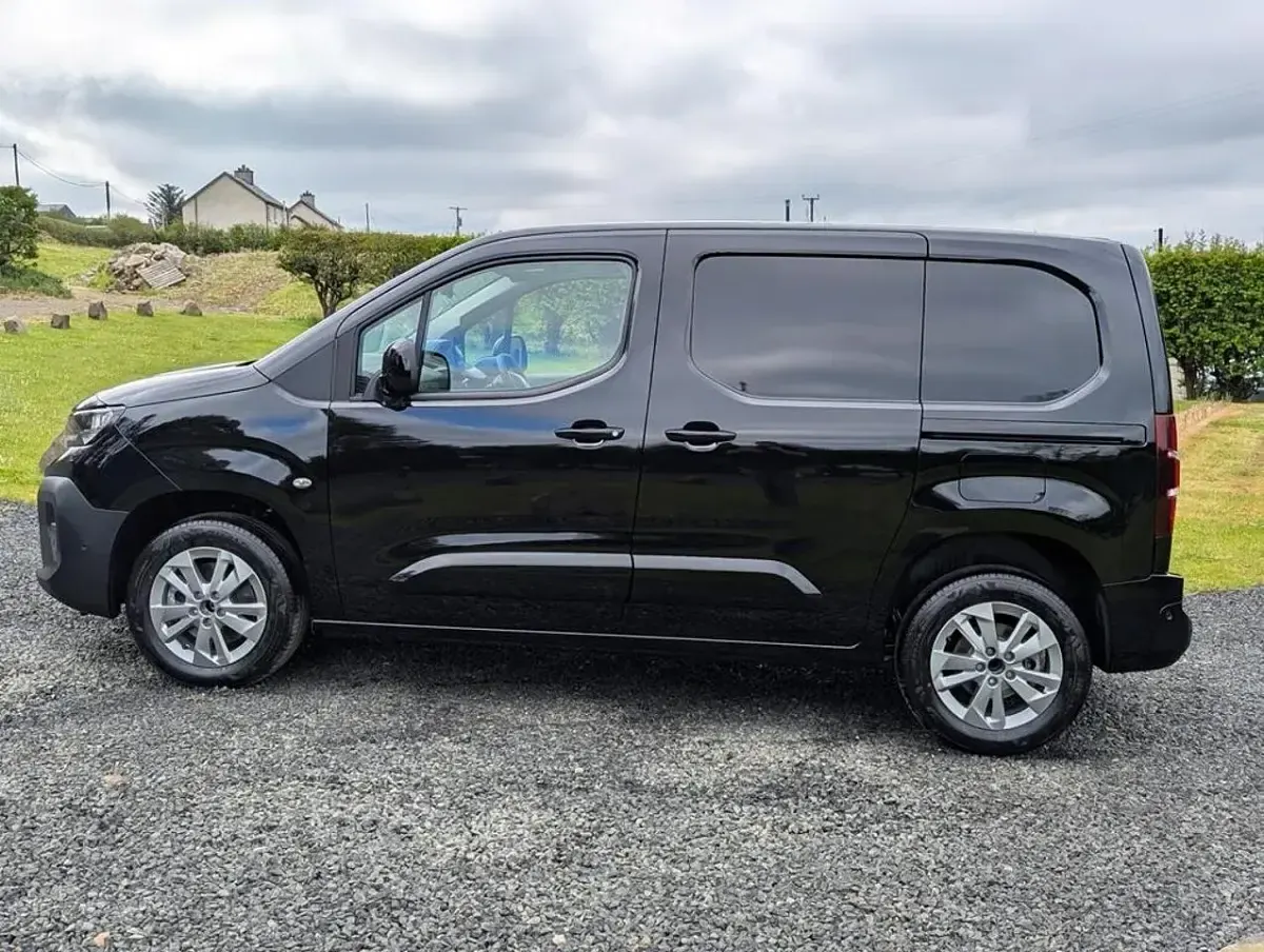 Nouă Peugeot Partner 129 CP (94 kW) 2026 Negru Monovolum