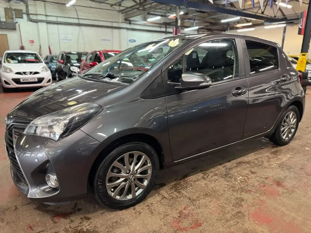 Begagnad Toyota Yaris 2016 Grå Halvkombi
