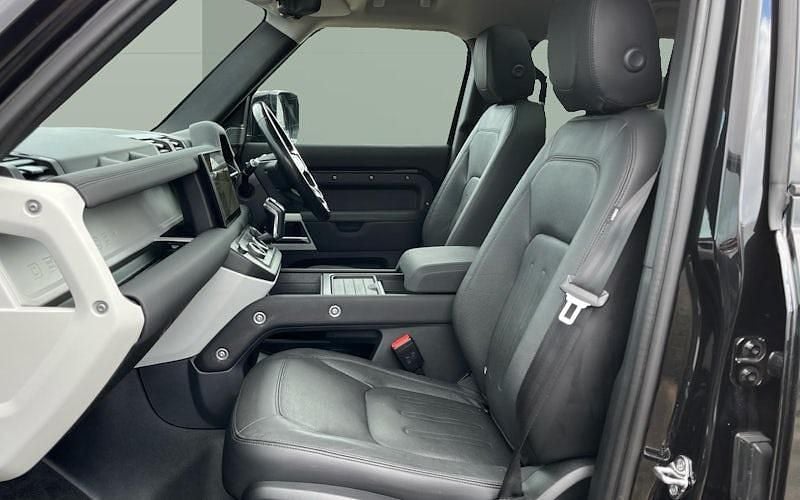 Used Land Rover Defender 249 HP (183 kW) 2023 SUV