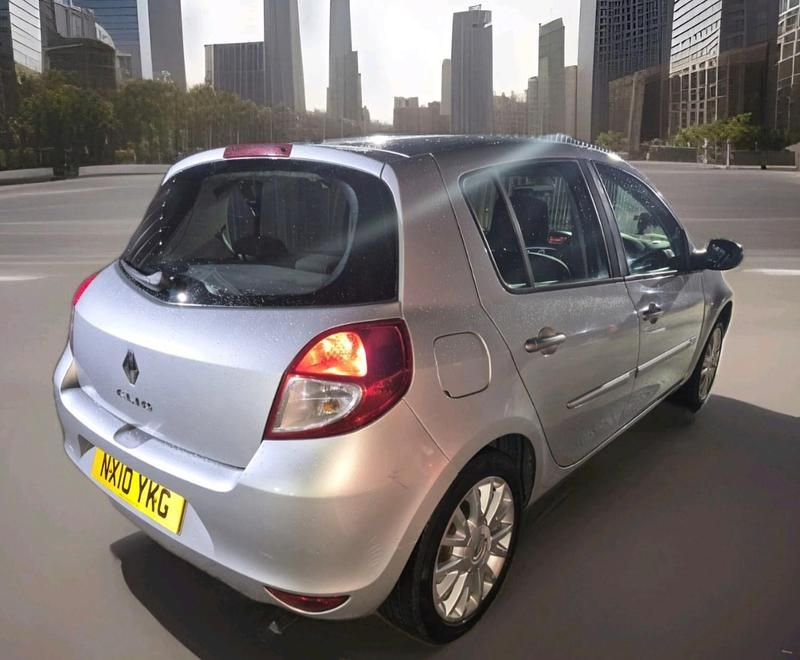 Używany Renault Clio II Dynamique 2010 Srebrny Hatchback