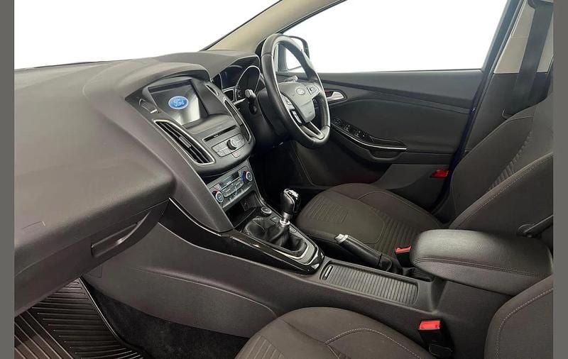 Used Ford Focus Titanium 120 HP (88 kW) 2017 Blue Hatchback