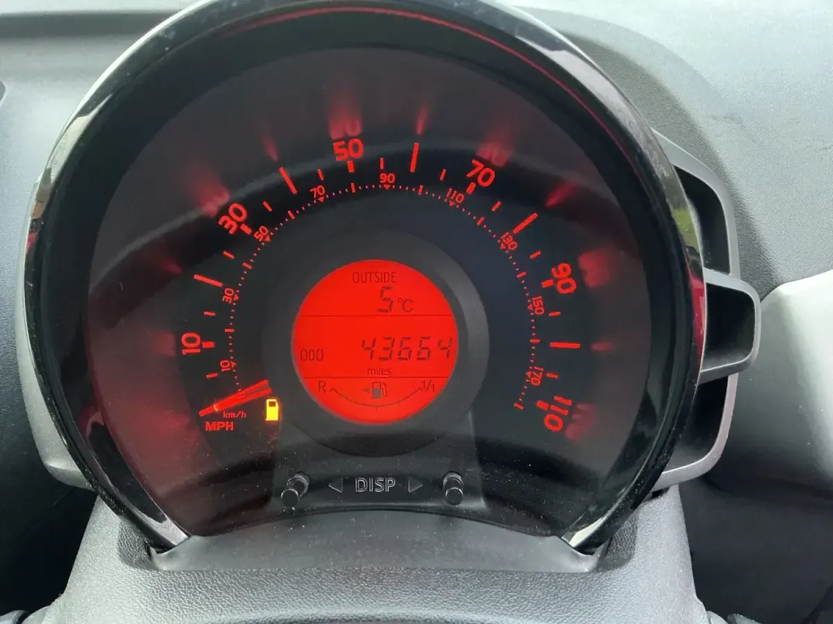 Used Peugeot 108 Active 68 HP (50 kW) 2015 Red Hatchback