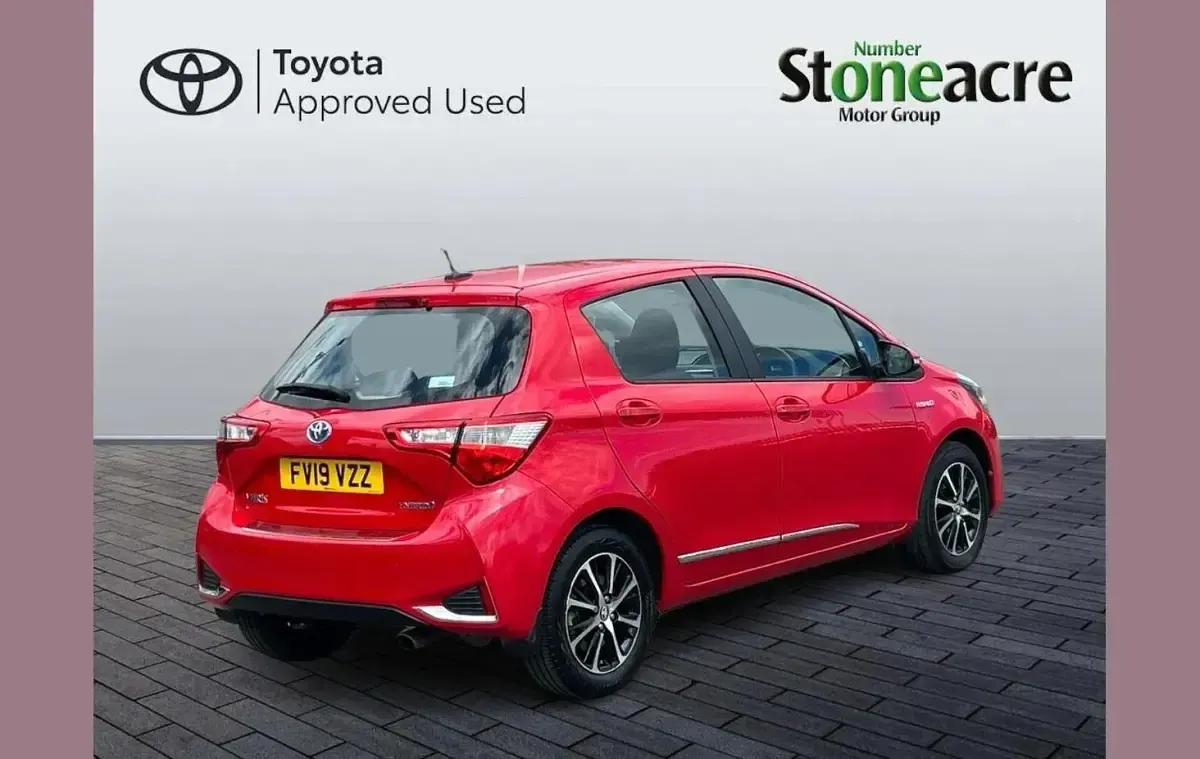 Used Toyota Yaris Hybrid 100 HP (73 kW) 2019 Red Hatchback
