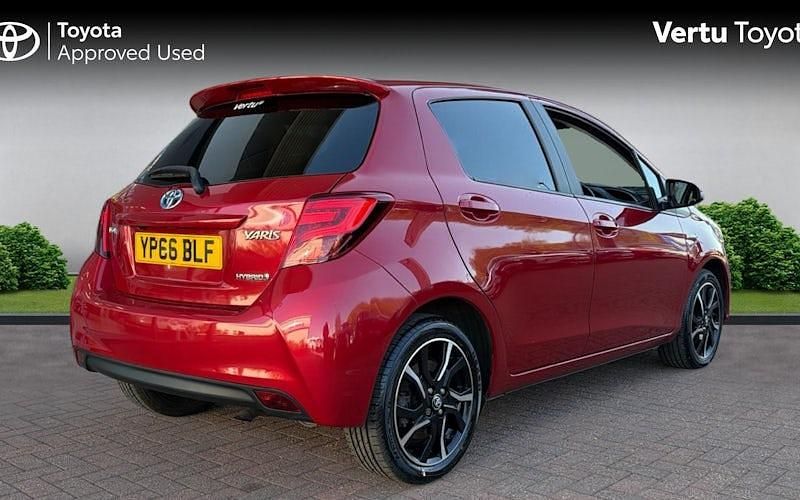 Used Toyota Yaris Hybrid Design 101 HP (74 kW) 2016 Red Hatchback