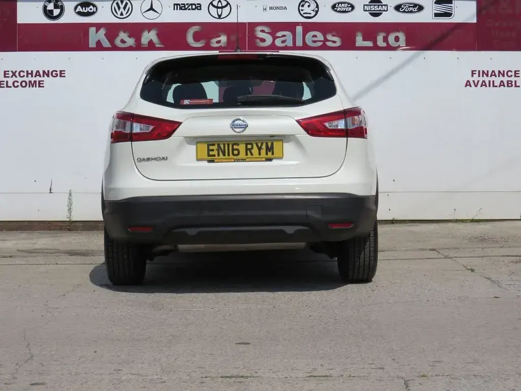Used Nissan Qashqai Acenta 115 HP (84 kW) 2016 White SUV