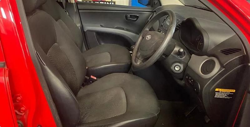 Used Hyundai i10 69 HP (50 kW) 2011 Red Hatchback