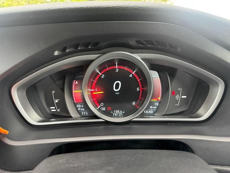 Begagnad Volvo V40 R-Design 190 HK (139 kW) 2015 Svart Halvkombi