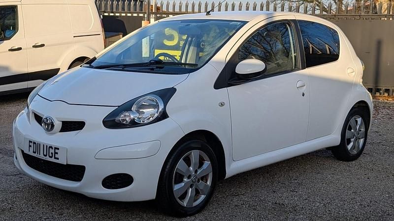 Used Toyota Aygo 67 HP (49 kW) 2011 White Hatchback