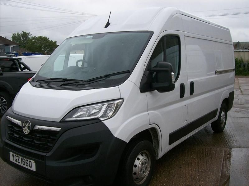 Used Vauxhall Movano 140 HP (102 kW) 2022 White MPV