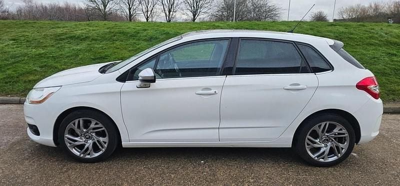 Used Citroën C4 SELECTION 2014 White Hatchback