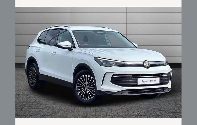 White Used 2025 VW Tiguan Match SUV | £32,250 (Expensive) - Image 1/3