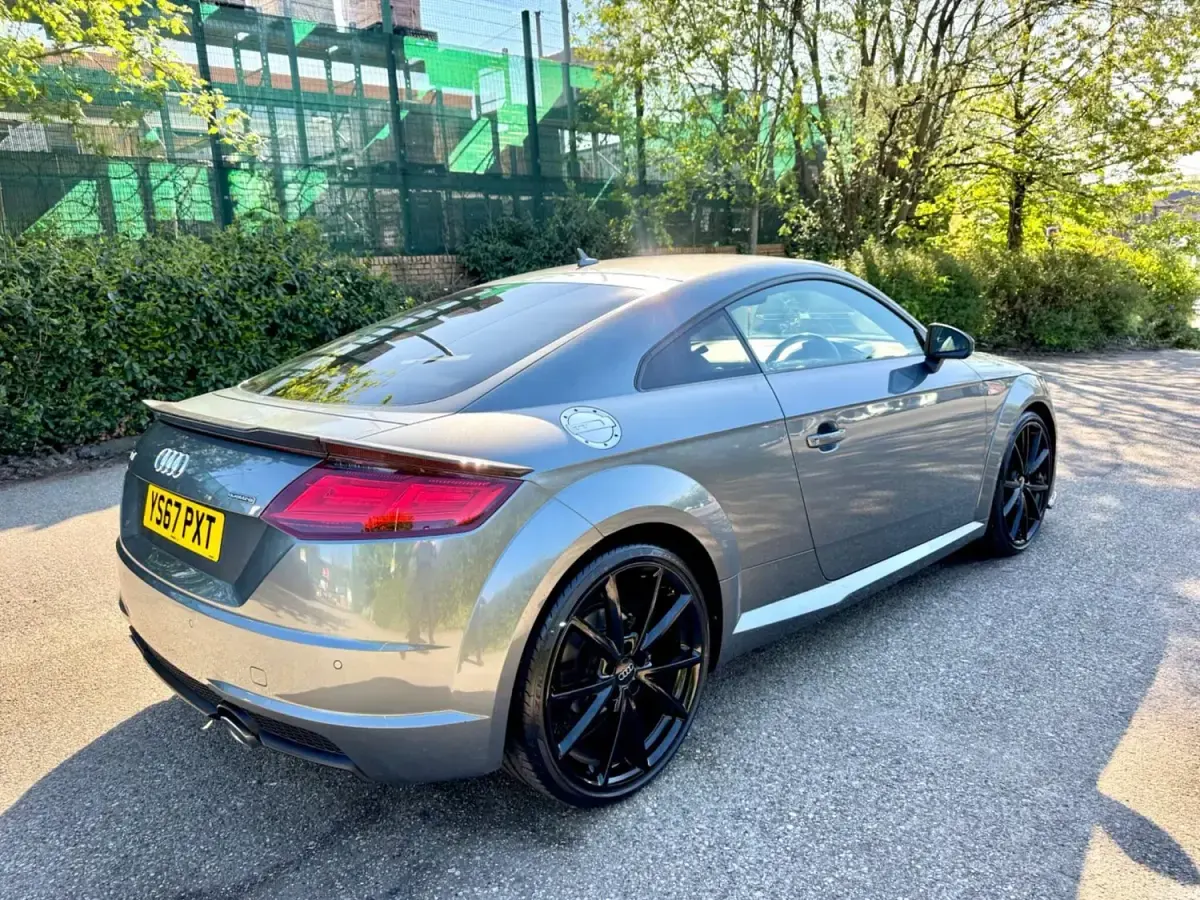 Usado Audi TT Black Edition 184 CV (135 kW) 2017 Gris Coupe