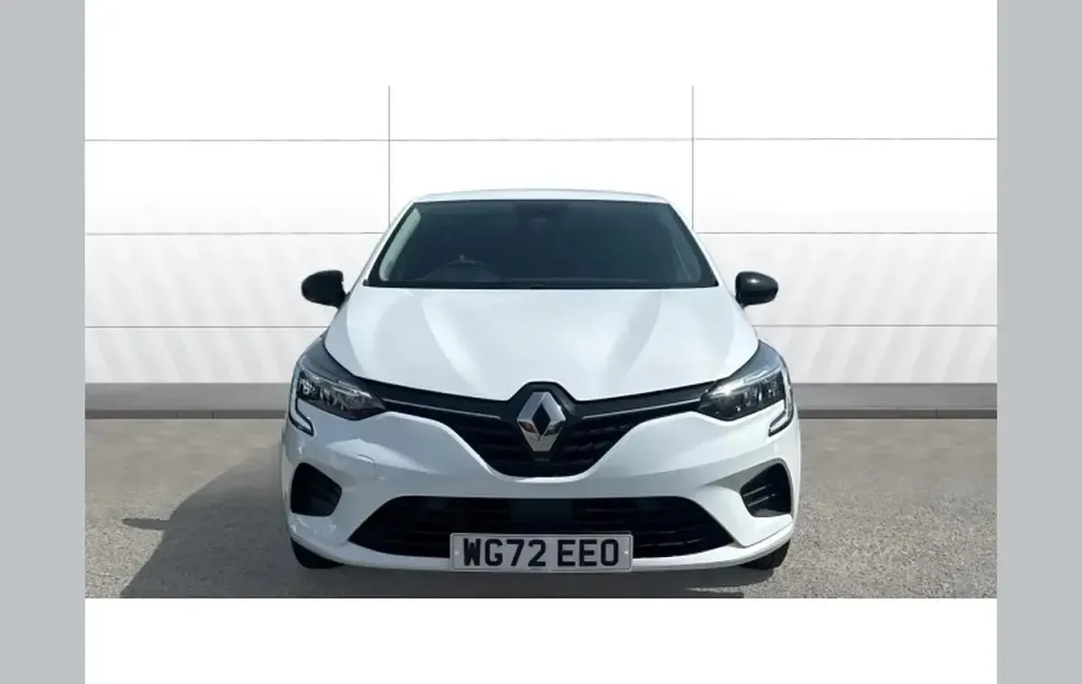 Used Renault Clio Evolution 88 HP (64 kW) 2023 White Hatchback