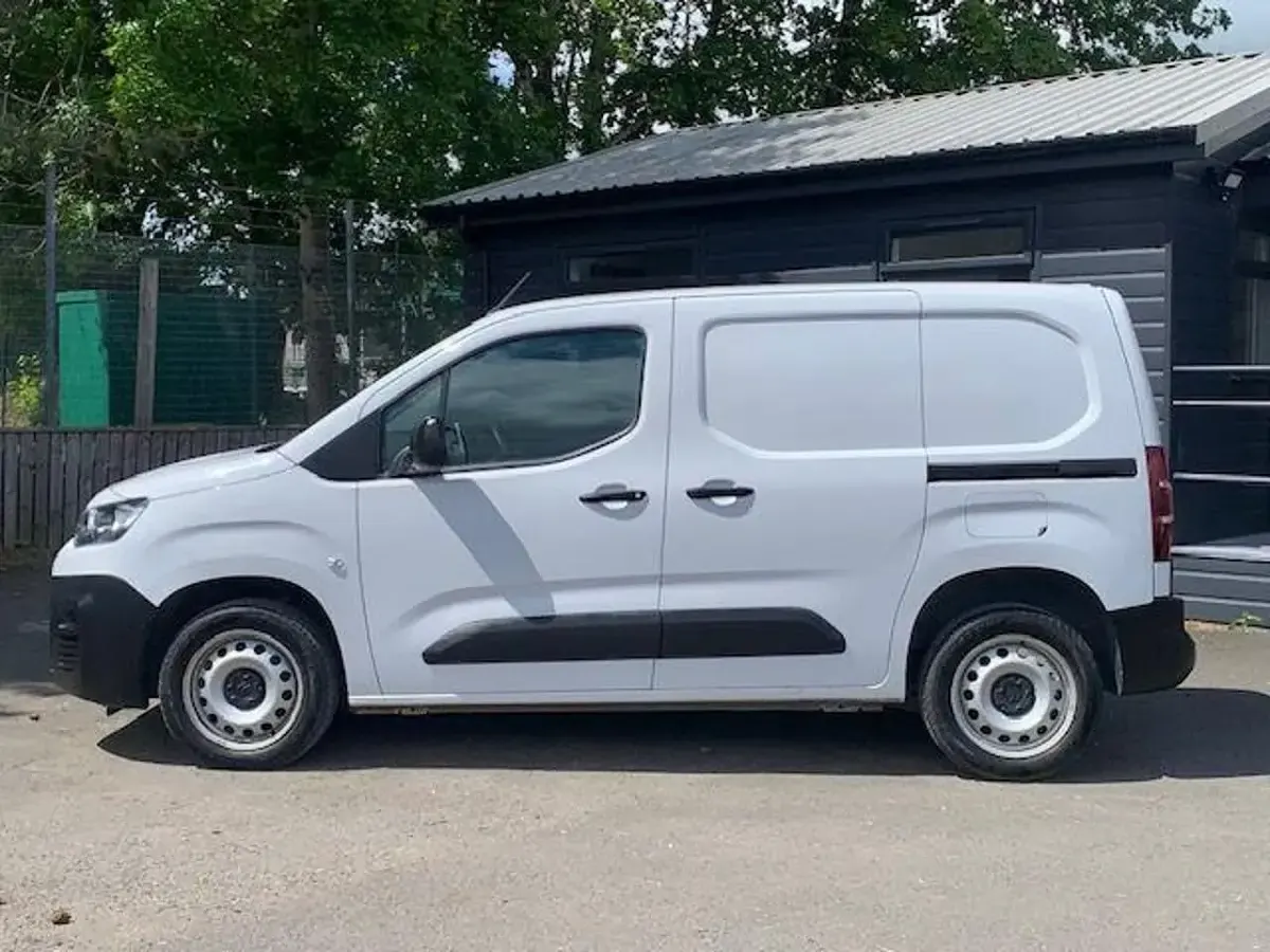 Used Citroën Berlingo 99 HP (72 kW) 2023 White MPV