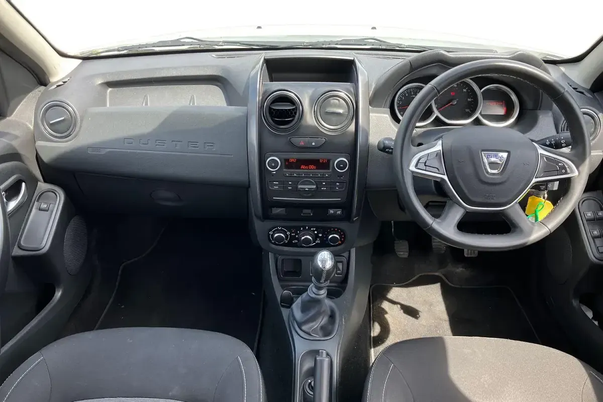 Used Dacia Duster Lauréate 109 HP (80 kW) 2017 White SUV