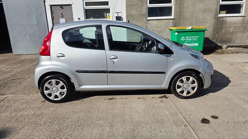 Used Peugeot 107 68 HP (50 kW) 2010 Silver Hatchback