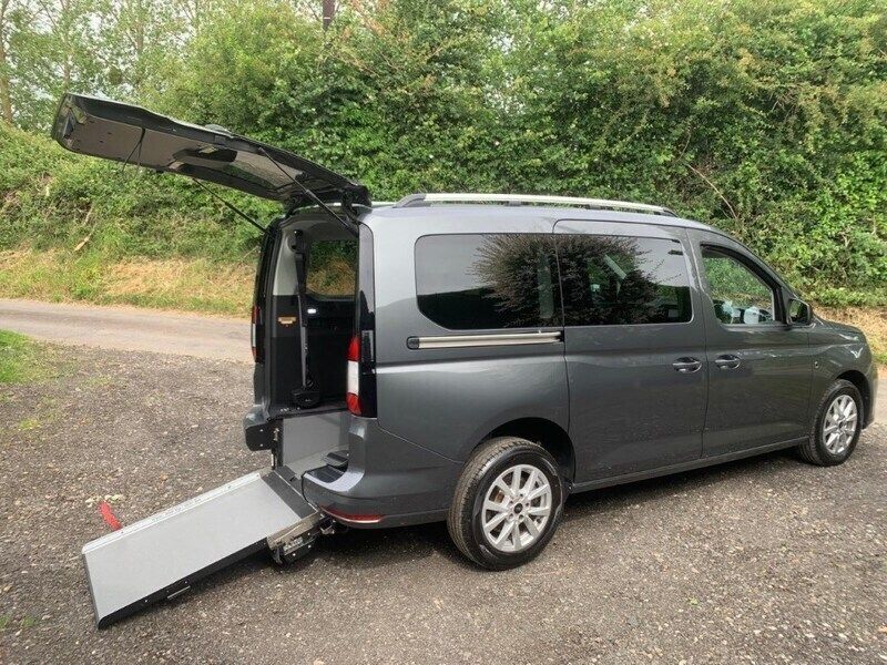 Grey Used 2024 Ford Tourneo Connect Titanium MPV | £26,995 (Fair price) - Image 1/4