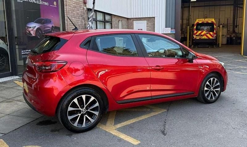 Used Renault Clio V Evolution 90 HP (66 kW) 2023 Flame red  Hatchback