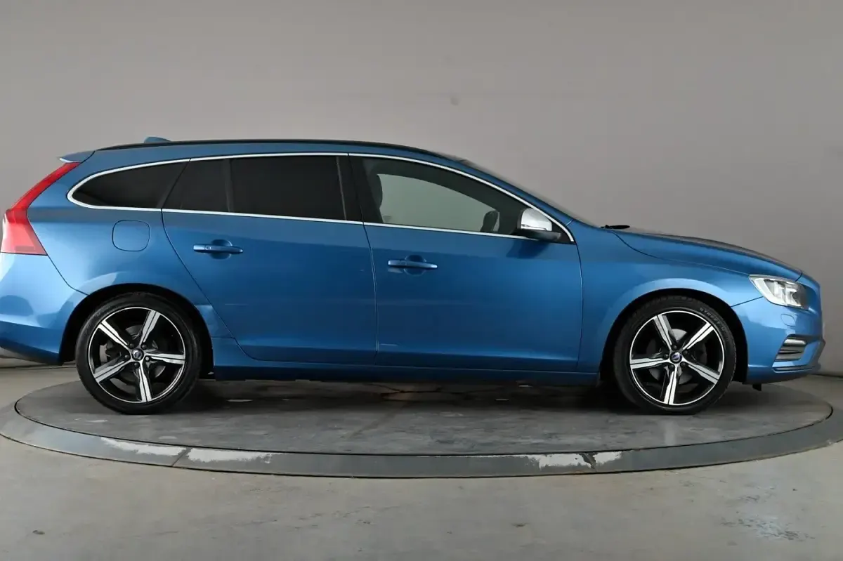 Used Volvo V60 R-Design 190 HP (139 kW) 2017 Blue Estate